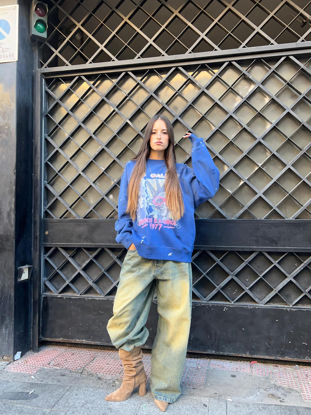 GALLERY CREWNECK